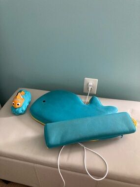 Skip hop bath kneeling pad and elbow rest for side of tub with Nemo faucet cover
